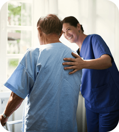 Enfermera sonriendo y asistiendo a un paciente en casa
